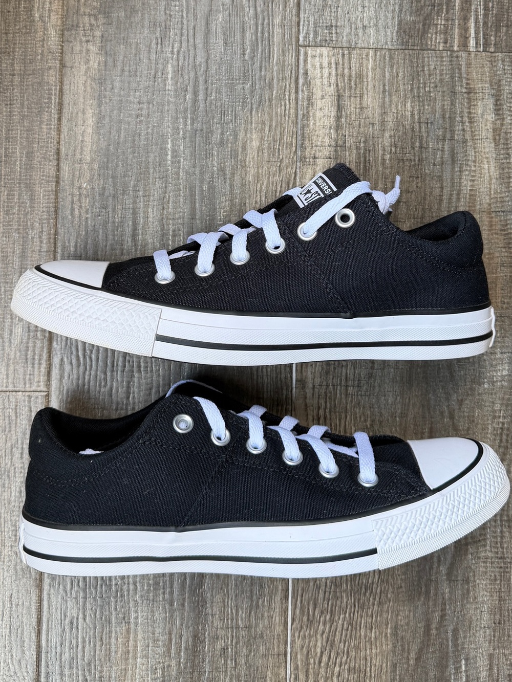 Black Converse sneakers with white rubber toe cap and sole #converse sz 9.5 men’